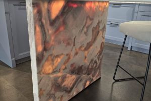 Naturstein Dover White, LED Beleutung, OF satiniert